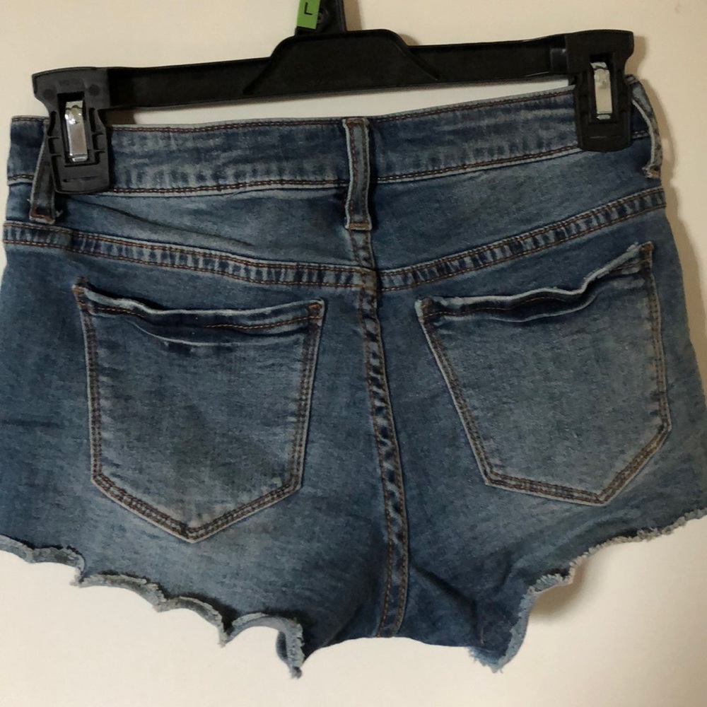 Distressed shorts - Picture 2 of 4